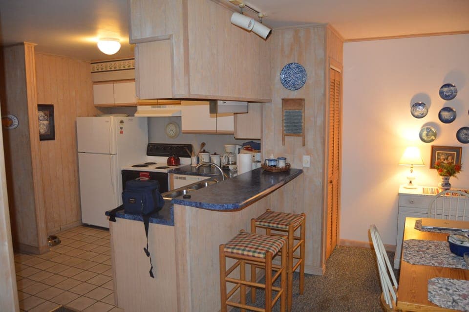kitchen with dining bar and dining area adjoining