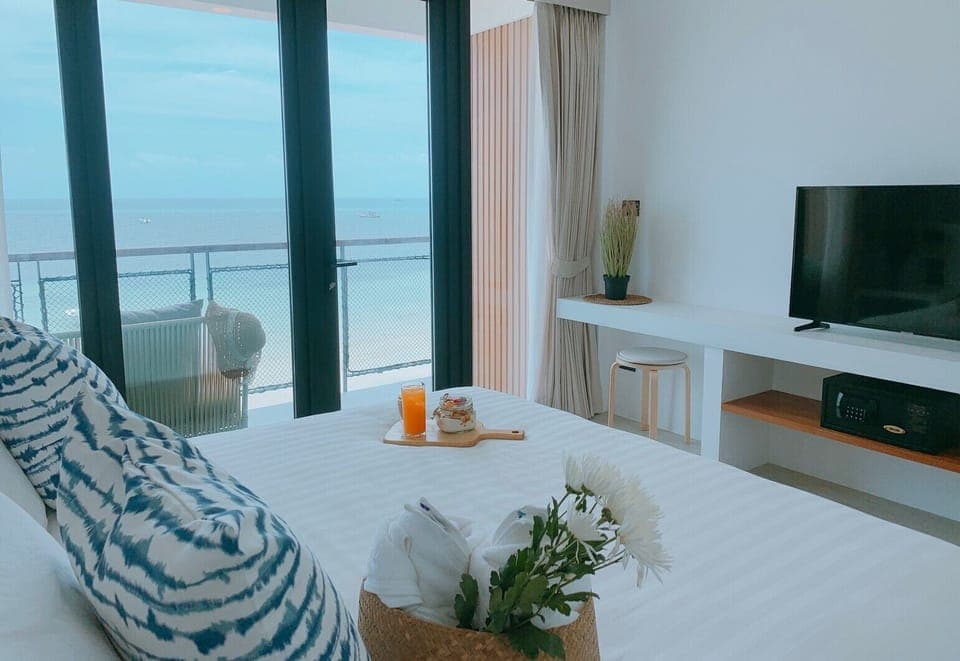 Sea View Superior King Room | Minibar, in-room safe, blackout drapes, iron/ironing board