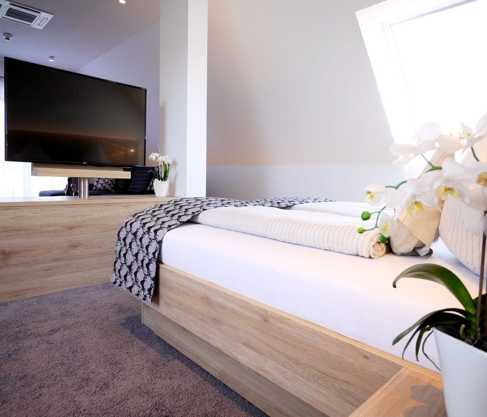 Grand Studio | Hypo-allergenic bedding, in-room safe, desk, laptop workspace