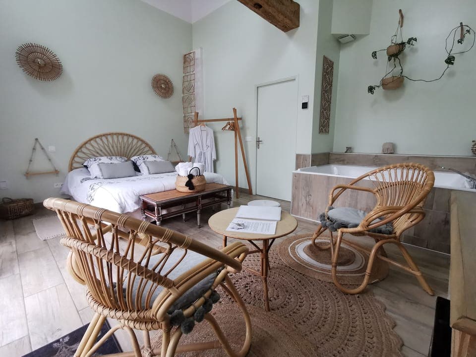 Suite (Chez Romane) | Premium bedding, down comforters, memory foam beds