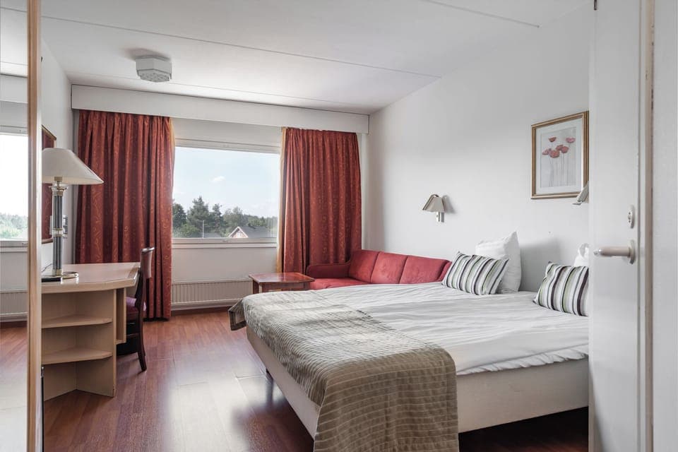 Standard Single Room | Desk, laptop workspace, blackout drapes, iron/ironing board