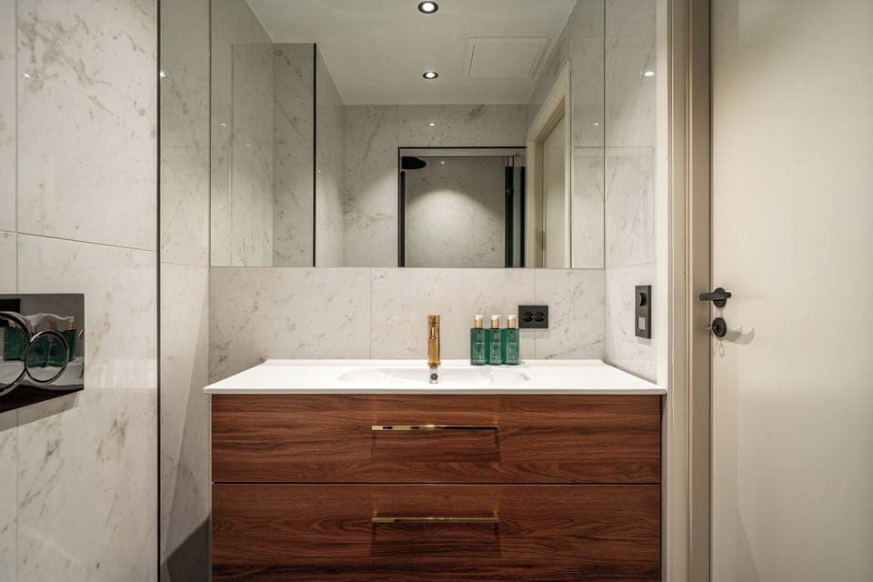 Basic Double Room | Bathroom | Shower, hair dryer, towels