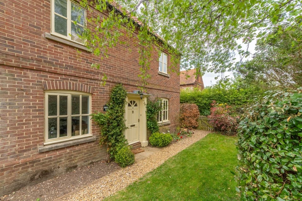 Digger's Rest, Burnham Market: A magnificent red brick double-fronted hideaway