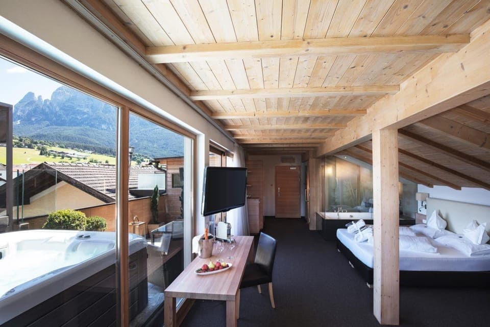 Minibar, in-room safe, desk, laptop workspace