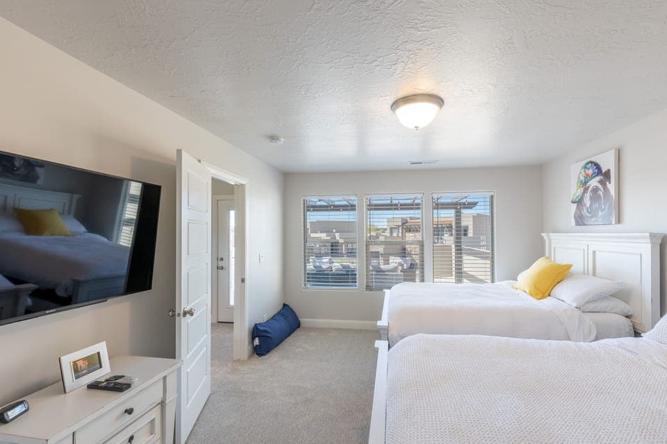 Bedroom 4 - Bedroom 4 is a large bedroom which includes two queen beds, walk-in closet and private TV.