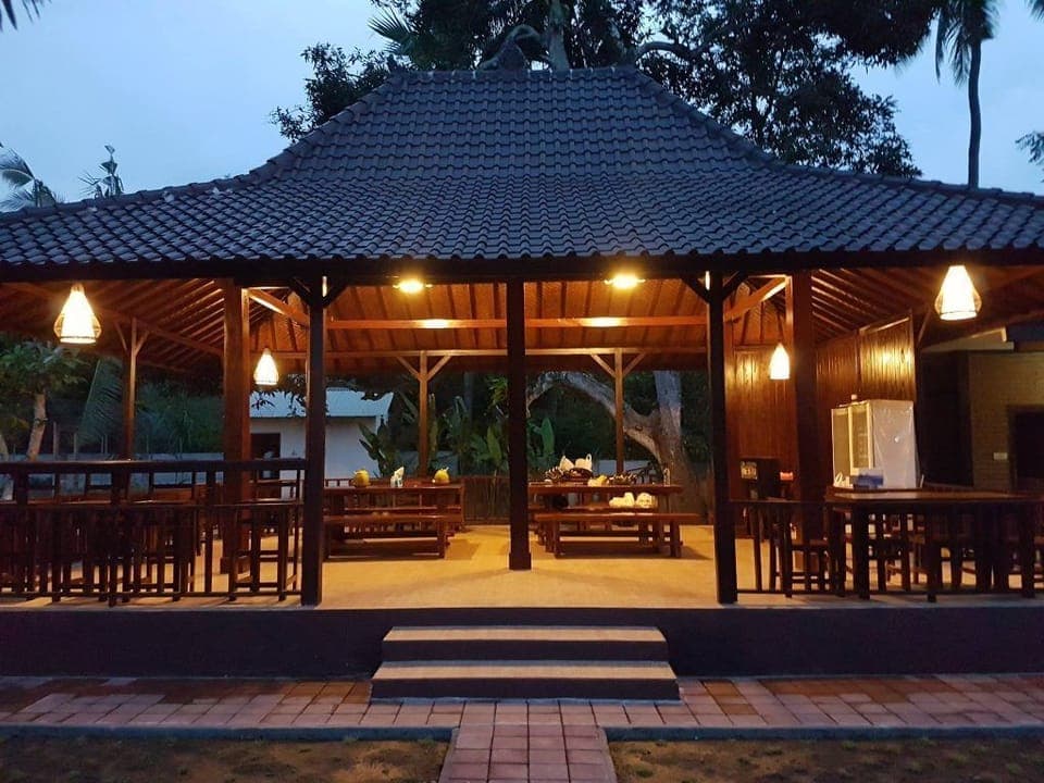 Breakfast, lunch and dinner served