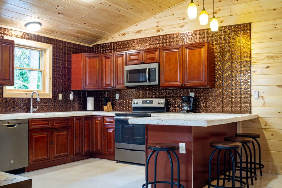 Modern kitchen with all appliances, breakfast bar, lots of cabinet space