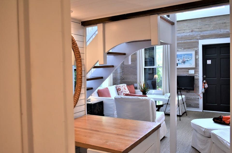 Queen with Pool View | Minibar, in-room safe, individually decorated, individually furnished