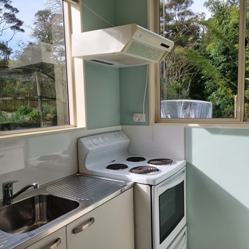 Full kitchen with garden outlook. 