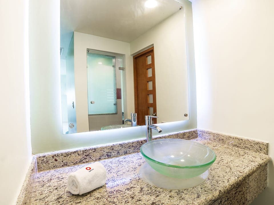 Deluxe Room, Jetted Tub | Bathroom | Free toiletries, towels, soap, shampoo