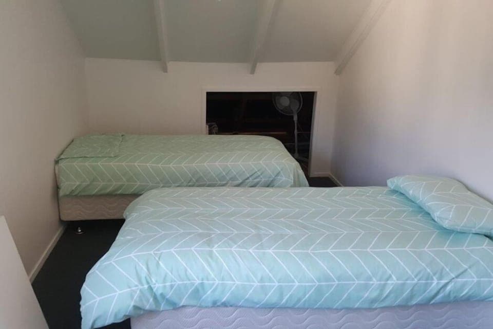 Bedroom 2x single beds