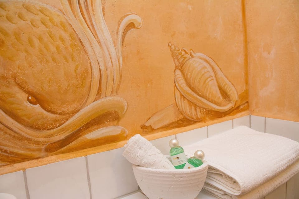 Family Room | Bathroom amenities | Shower, free toiletries, hair dryer, towels