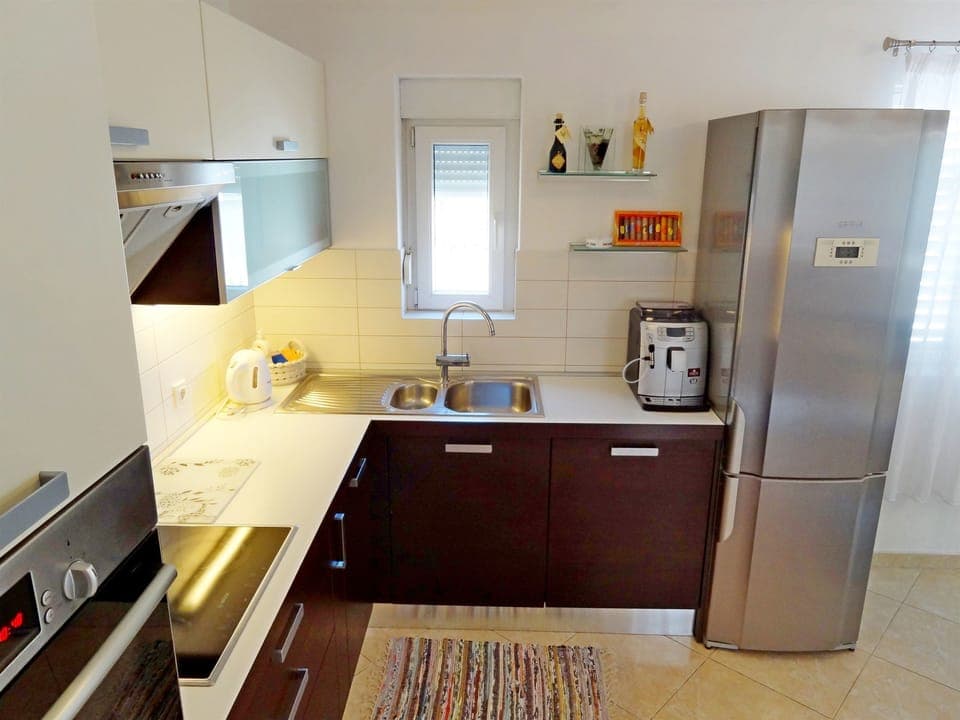 House | Private kitchen | Fridge, microwave, oven, stovetop