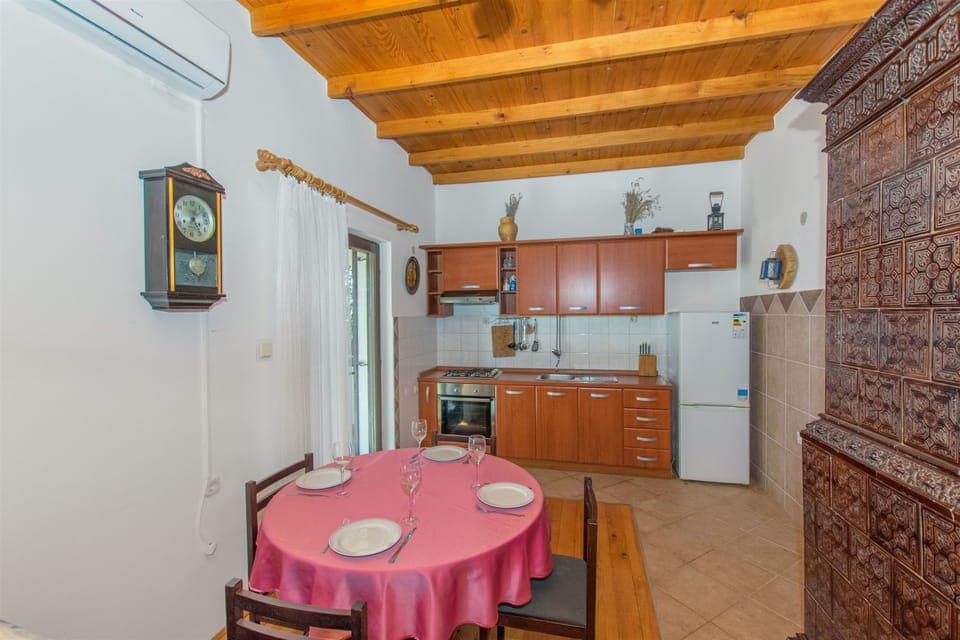 Private kitchen | Fridge, oven, stovetop, cookware/dishes/utensils