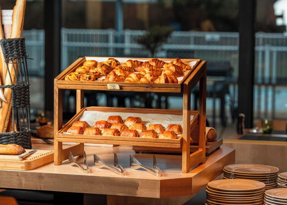 Daily buffet breakfast for a fee