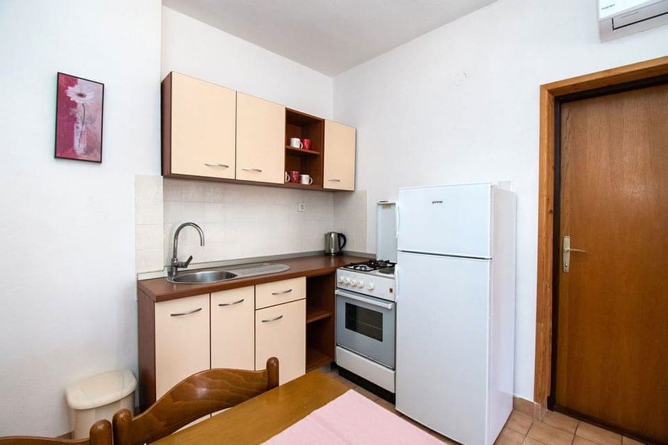 Apartment (A1) | Private kitchen | Fridge, stovetop, cookware/dishes/utensils, freezer