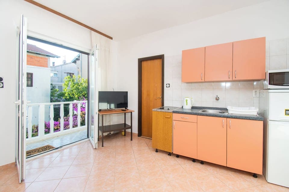 Apartment (A1) | Private kitchen | Fridge, microwave, stovetop, cookware/dishes/utensils