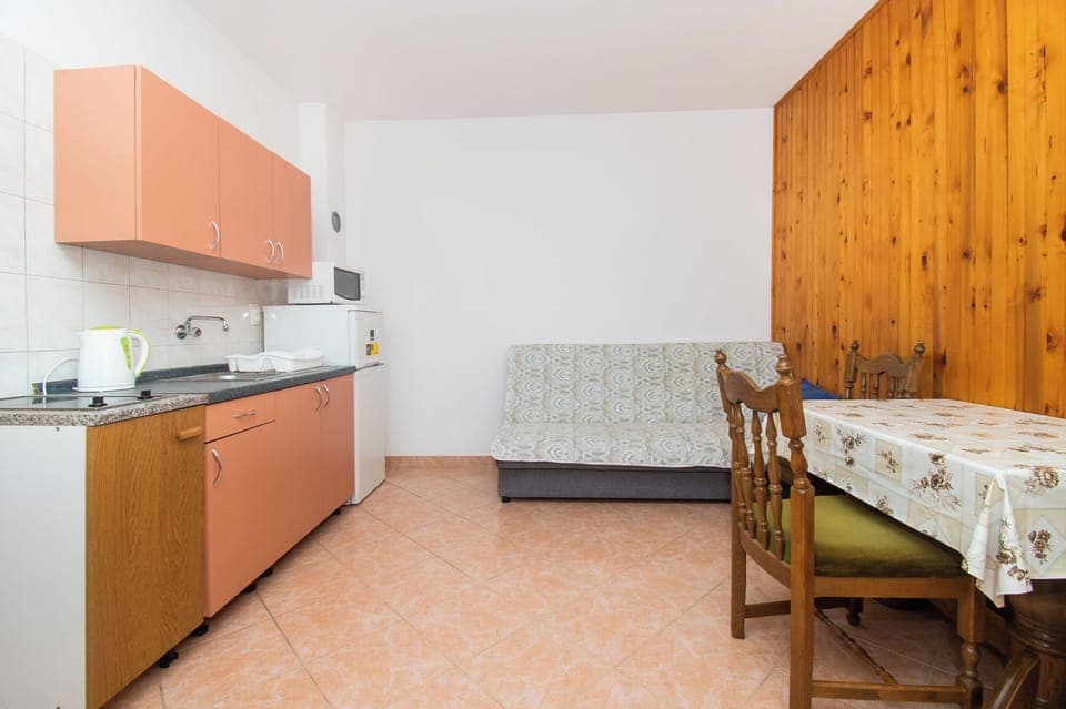 Apartment (A1) | Private kitchen | Fridge, microwave, stovetop, cookware/dishes/utensils