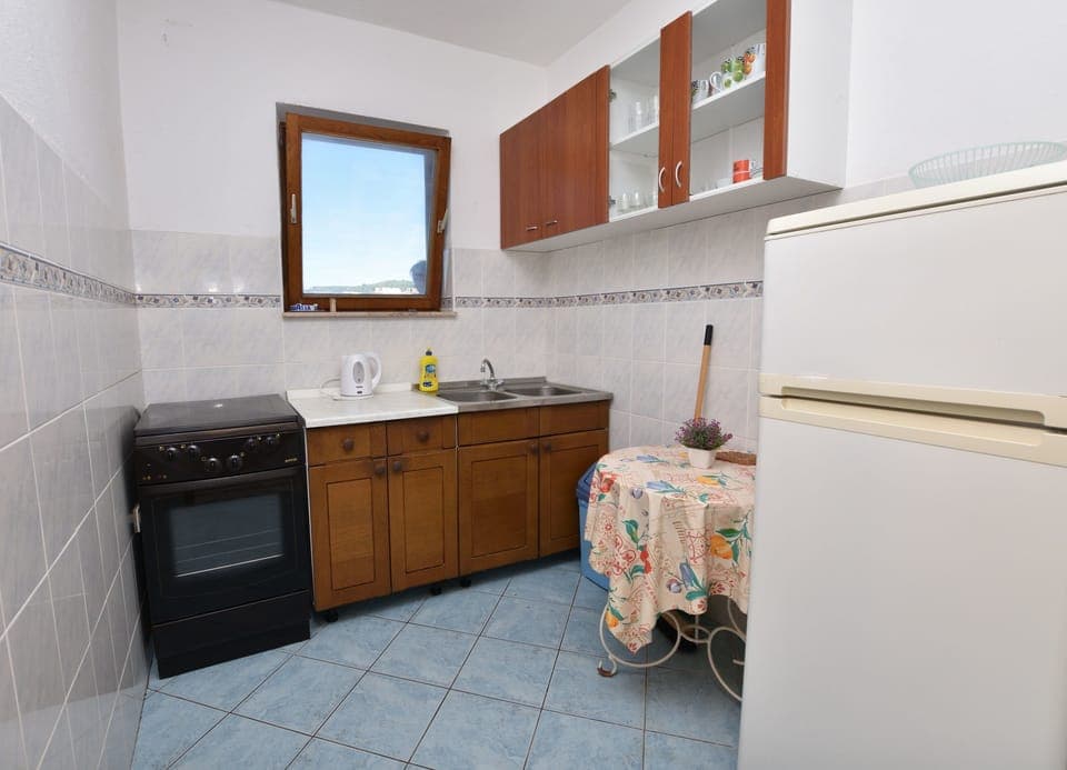 Apartment (A2) | Private kitchen | Fridge, oven, stovetop, cookware/dishes/utensils
