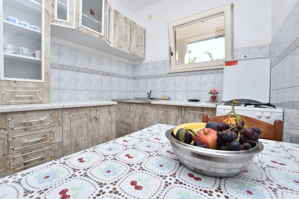 Apartment (A1) | Private kitchen | Fridge, oven, stovetop, cookware/dishes/utensils