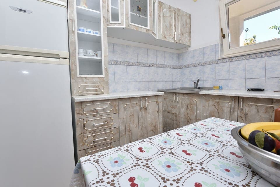 Apartment (A1) | Private kitchen | Fridge, oven, stovetop, cookware/dishes/utensils