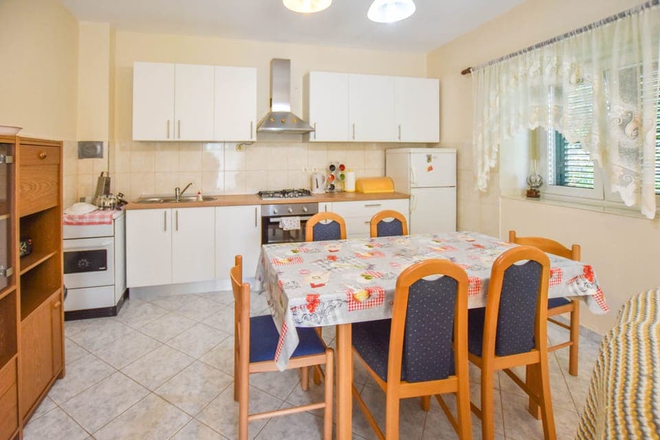 Private kitchen | Fridge, oven, stovetop, espresso maker