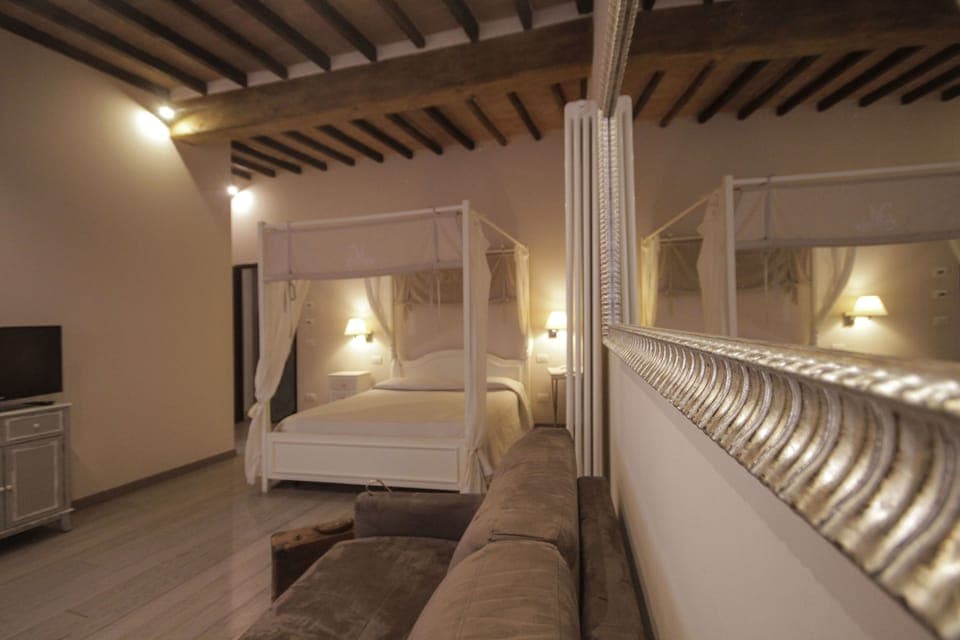 Royal Suite | Down comforters, desk, laptop workspace, soundproofing