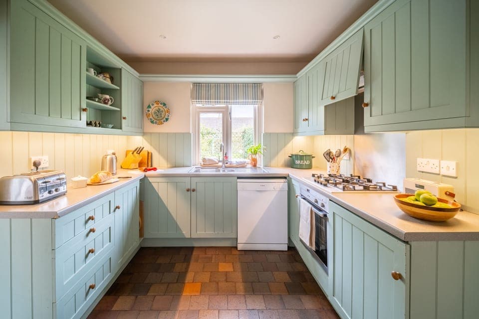 Ground floor: Well-equipped kitchen