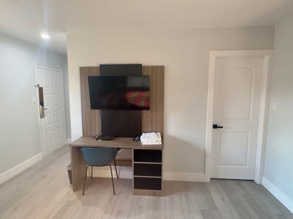 King Room | Laptop workspace, free WiFi, wheelchair access