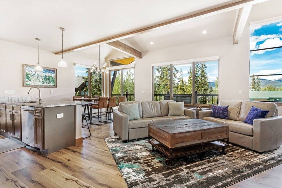 Large And Beautifully Appointed Open Concept To Enjoy Family And Friends