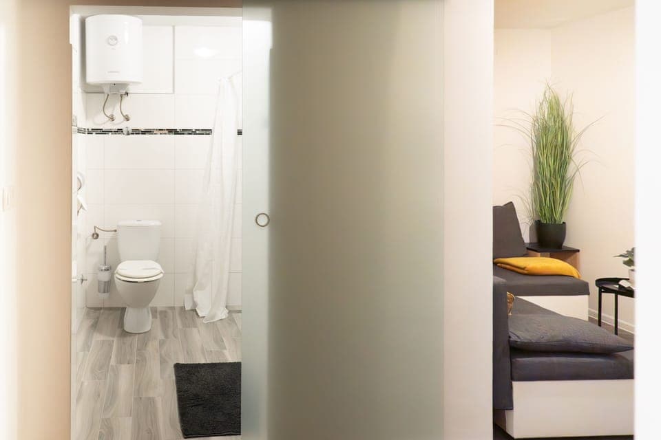 Comfort Double Room | Bathroom | Rainfall showerhead, free toiletries, hair dryer, towels