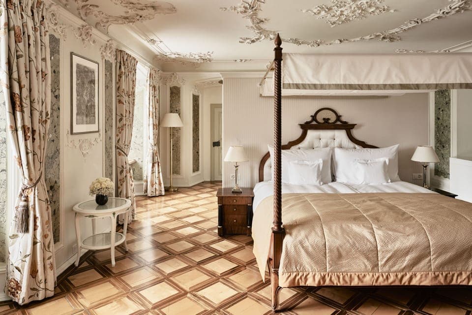 Fürsten Suite | In-room safe, desk, iron/ironing board, free WiFi