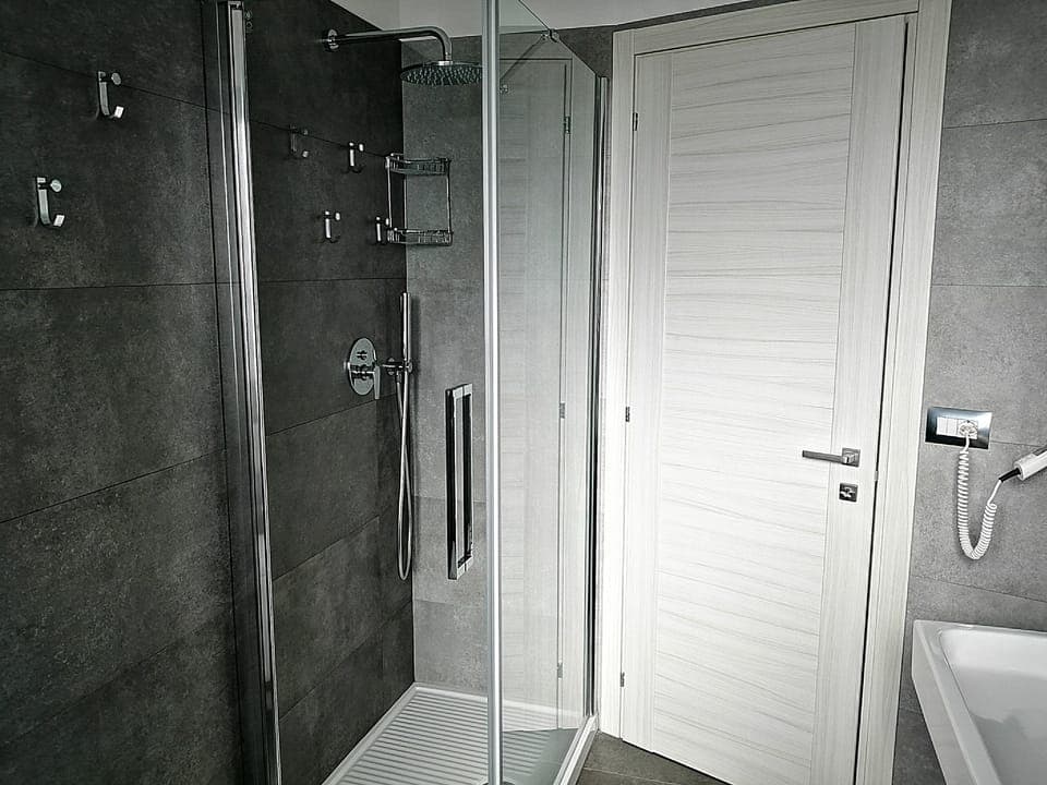 Deluxe Suite | Bathroom shower