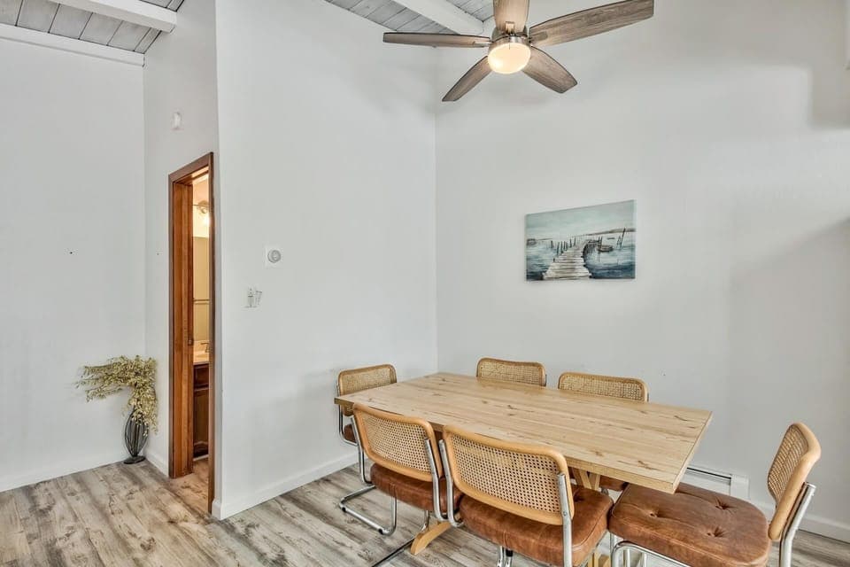 Dining area, with table for 6