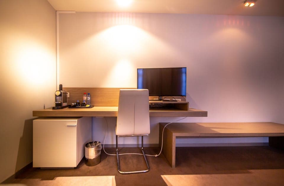 Junior Suite | Minibar, in-room safe, desk, blackout drapes
