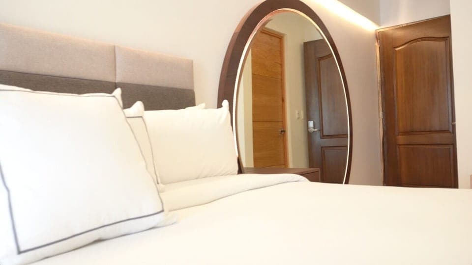 Deluxe Room, 1 King Bed | Iron/ironing board, free WiFi, bed sheets