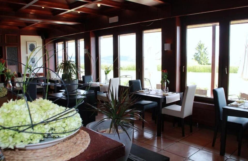 Lunch and dinner served, French cuisine