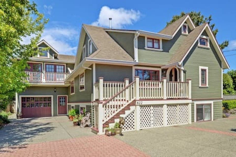 Very spacious 2875 sq. ft. home allowing plenty of space for large bookings.