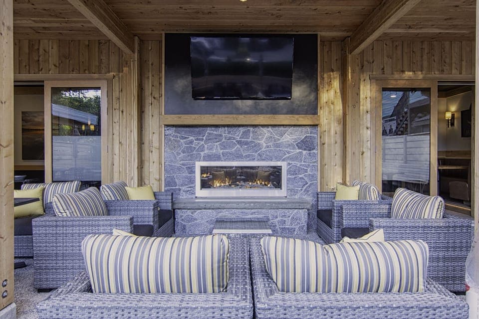 Breakfast, lunch and dinner served