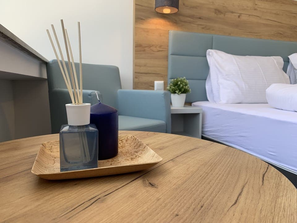 Blackout drapes, soundproofing, cribs/infant beds, free WiFi