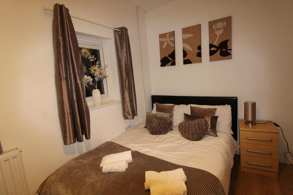 5 bedrooms, individually decorated, individually furnished, desk