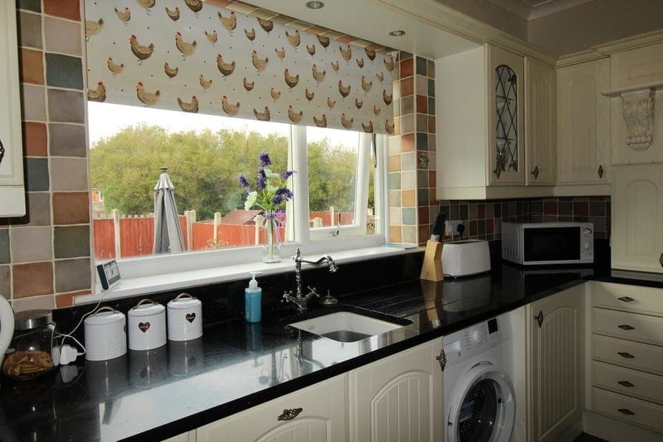 Comfort House, 5 Bedrooms | Private kitchen | Fridge, microwave, oven, stovetop