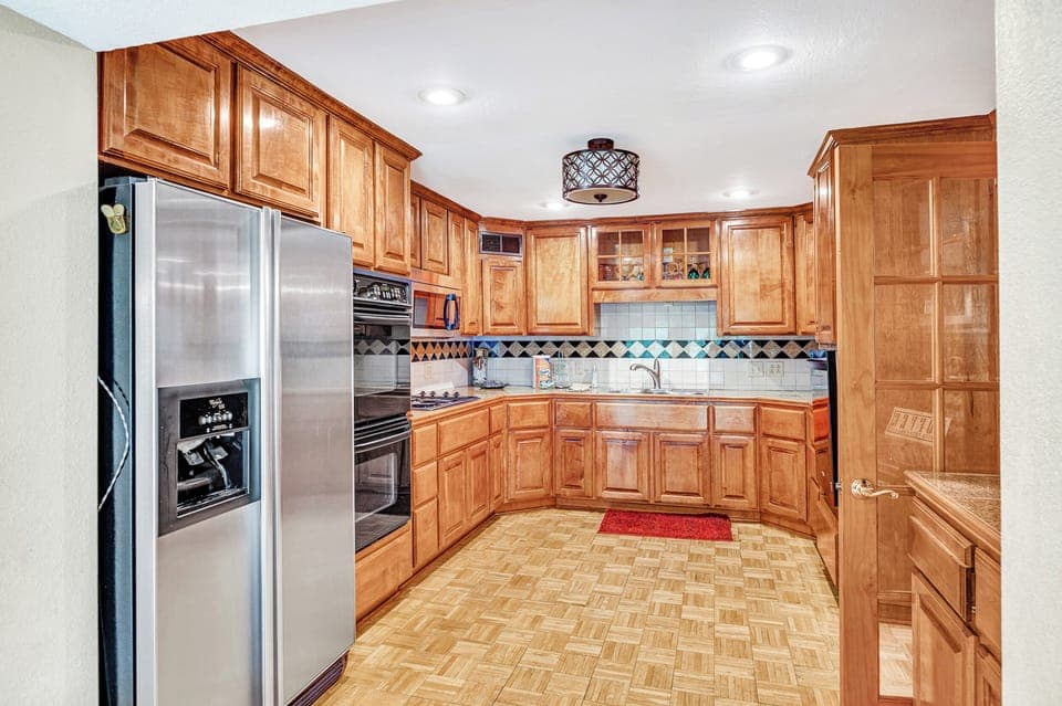 Fridge, 2 ovens, cook top, microwave, dishwasher, garbage disposal