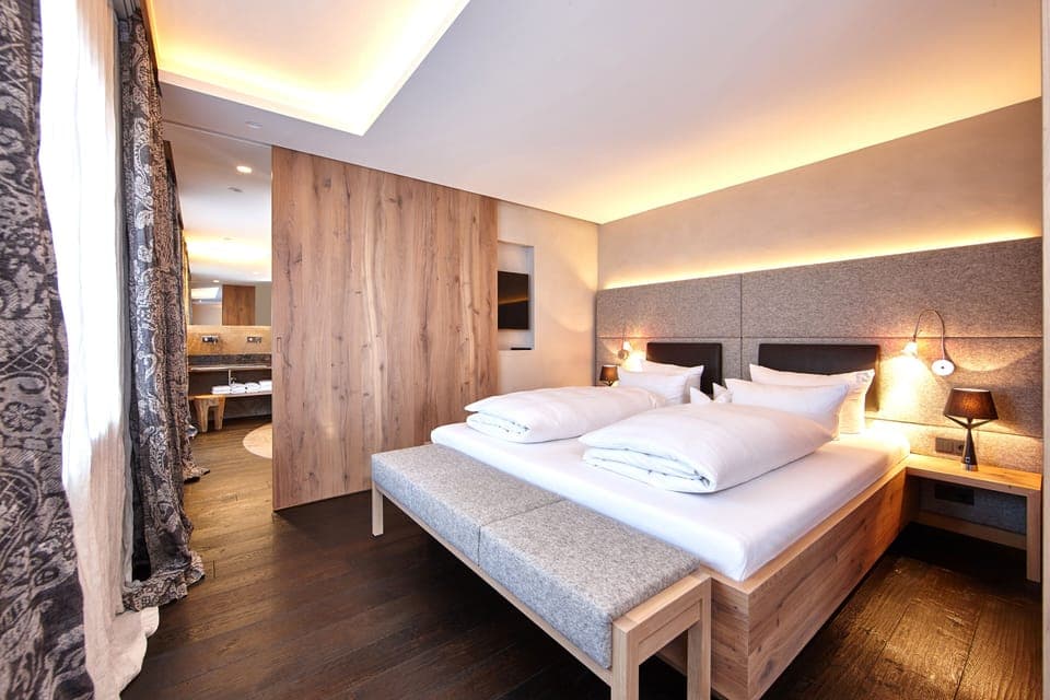 Honeymoon Suite, 1 King Bed, Mountain View (Jungbrunnensuite) | Hypo-allergenic bedding, down comforters, minibar, in-room safe