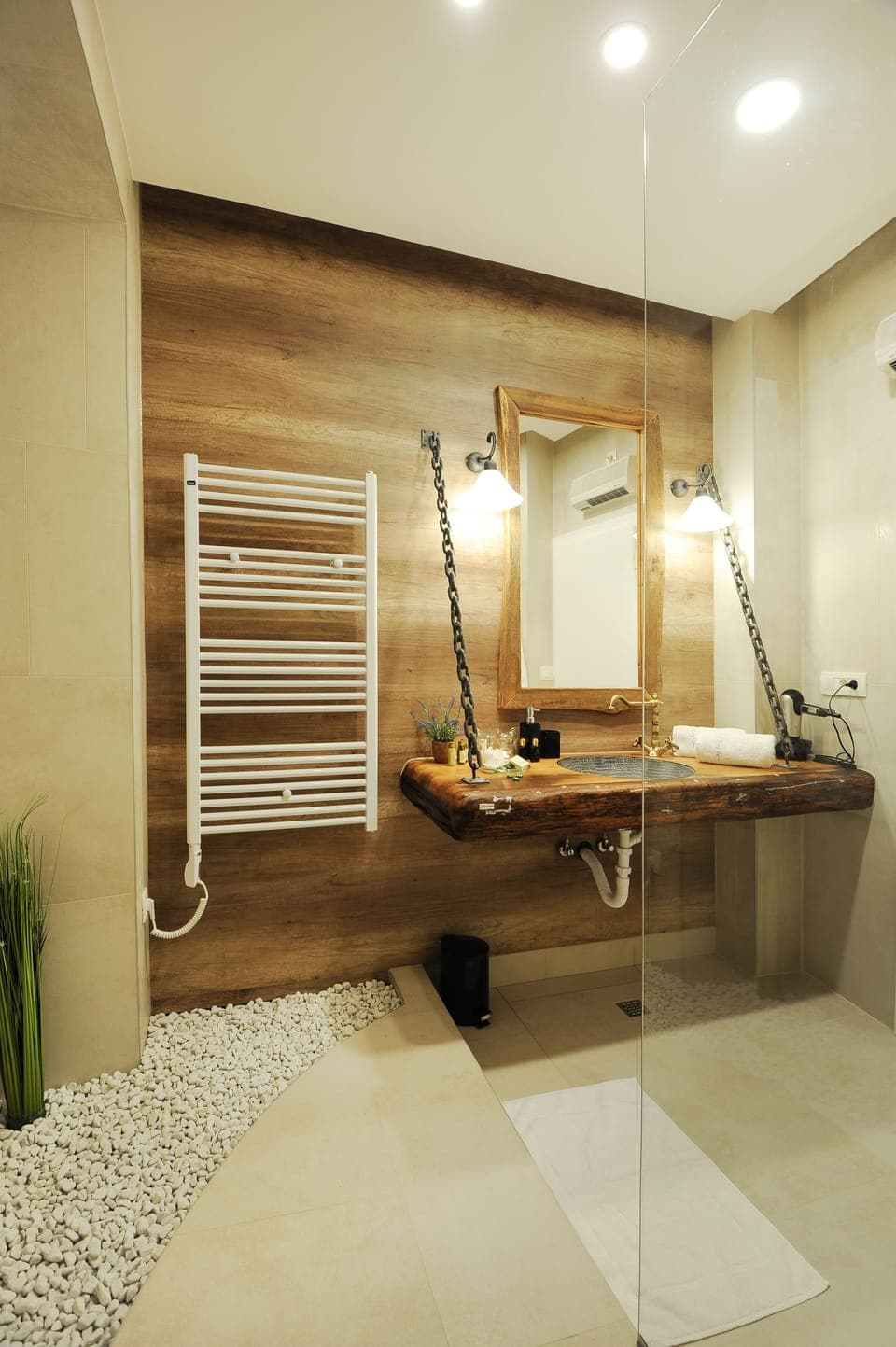 Deluxe Double Room | Bathroom | Shower, rainfall showerhead, free toiletries, hair dryer