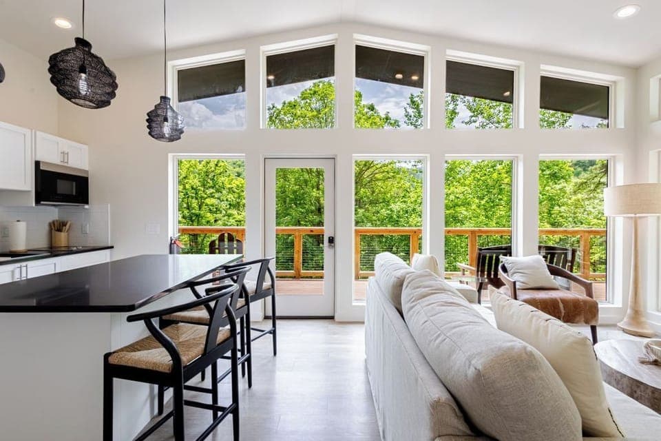Deluxe Cabin, 2 Bedrooms, Mountain View (The Hemlocks - Two Bedroom Bungalow) | Living area