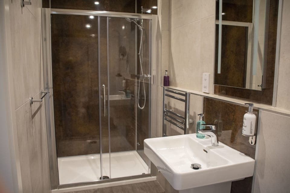 Shower, rainfall showerhead, free toiletries, hair dryer