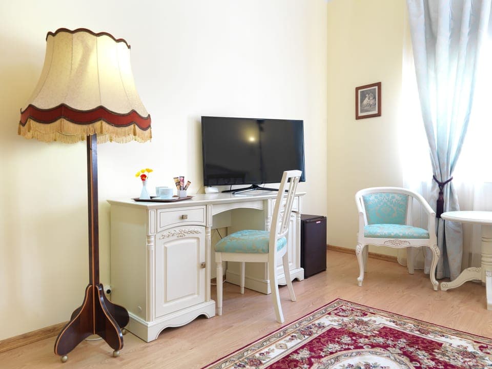 Deluxe Double Room | Minibar, individually decorated, individually furnished, desk