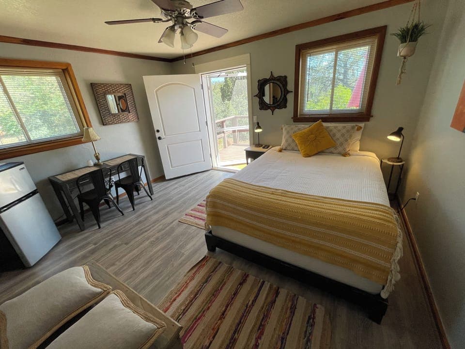 Nice size room with Queen bed, desk/table, TV and seating area.