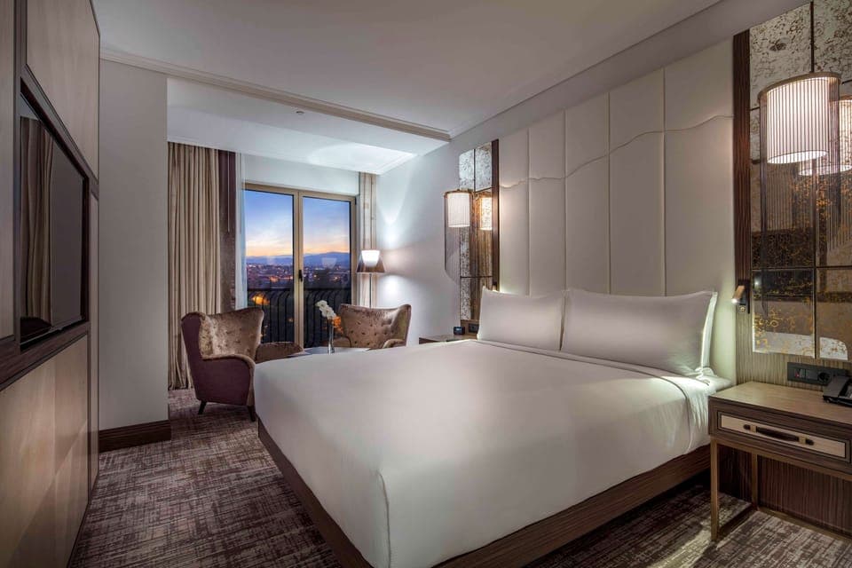 Junior Suite, 1 King Bed, Club Lounge Access | Minibar, in-room safe, desk, blackout drapes